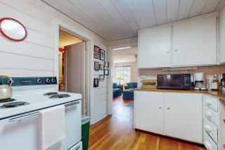 1BR Vintage Cottage, Dog-Friendly, Walk to Town - 2