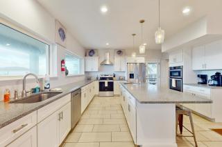 Ocean view 'Atlantic dream' w/pool & spa, wraparound balcony, steps to beach - 6