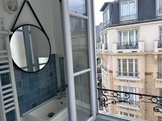 Elegant Eiffel tower view flat - 8
