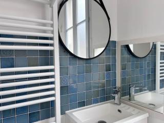 Elegant Eiffel tower view flat - Paris - 2