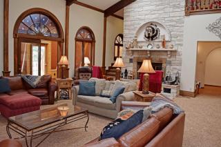 The Villa - WiFi - Satellite - Fireplace - Washer - Dryer - Grill - Garage Access - Large Deck - Red River - 0