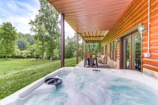 Waterfront Cabin in Ellijay Hot Tub and Game Room - 0