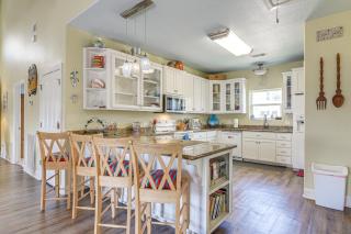 Crystal Beach Stilt House with Deck, Steps to Gulf! - Crystal Beach - 4