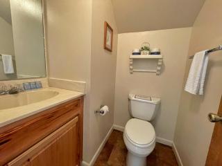 Valley Condo 101 Creekside - End Unit - Wi-Fi - Hot Tub - Fireplace - Washer - Dryer - Playground - Red River - 5