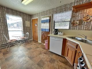Valley Condo 101 Creekside - End Unit - Wi-Fi - Hot Tub - Fireplace - Washer - Dryer - Playground - 8