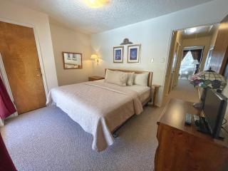 Valley Condo 101 Creekside - End Unit - Wi-Fi - Hot Tub - Fireplace - Washer - Dryer - Playground - 1