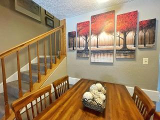 Valley Condo 106 - Creekside - WiFi - Hot Tub - Fireplace - Washer - Dryer - Playground - Red River - 8