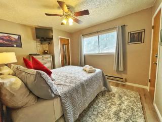 Valley Condo 106 - Creekside - WiFi - Hot Tub - Fireplace - Washer - Dryer - Playground - Red River - 3