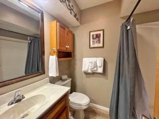 Valley Condo 106 - Creekside - WiFi - Hot Tub - Fireplace - Washer - Dryer - Playground - Red River - 4