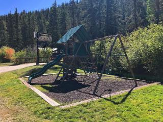 Valley Condo 106 - Creekside - WiFi - Hot Tub - Fireplace - Washer - Dryer - Playground - Red River - 2