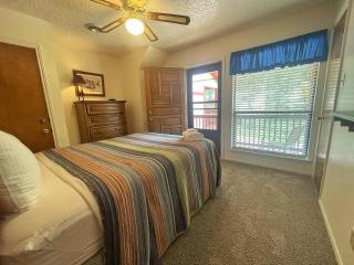 Valley Condo 107 - Creekside - WiFi - Hot Tub - Fireplace - Washer - Dryer - Playground - Red River - 6