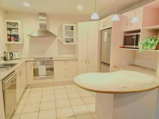 Modern family oasis in Clive - Clive - 2