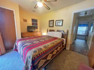 Valley Condo 107 - Creekside - WiFi - Hot Tub - Fireplace - Washer - Dryer - Playground - Red River - 3