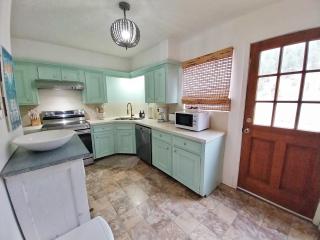Valley Condo 108 - Skye Retreat - Creekside - Pet Friendly - WiFi - Hot Tub - Fireplace - Washer - Dryer - Playground - Red River - 2