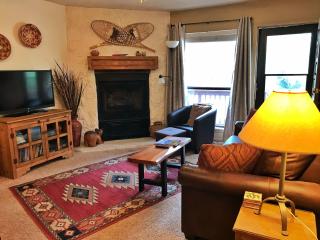 Valley Condo 109 - Chili Peppers - Creekside - WiFi - Hot Tub - Fireplace - Washer - Dryer - Playground - 4