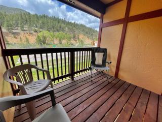 Valley Condo 109 - Chili Peppers - Creekside - WiFi - Hot Tub - Fireplace - Washer - Dryer - Playground - Red River - 3