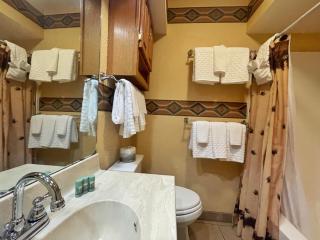 Valley Condo 110 - Creekside - WiFi - Pet Friendly - Hot Tub - Fireplace - Washer - Dryer - Playground - Red River - 2