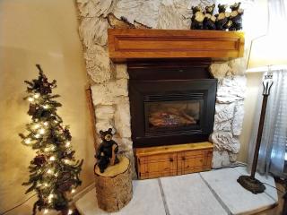Valley Condo 111 - Dancing Bear Retreat - Creekside - WiFi - Hot Tub - Fireplace - Washer - Dryer - Playground - Red River - 0
