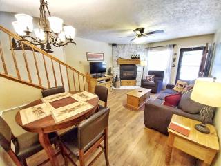 Valley Condo 111 - Dancing Bear Retreat - Creekside - WiFi - Hot Tub - Fireplace - Washer - Dryer - Playground - Red River - 5