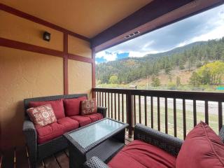 Valley Condo 111 - Dancing Bear Retreat - Creekside - WiFi - Hot Tub - Fireplace - Washer - Dryer - Playground - Red River - 2