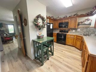 Valley Condo 112 - Creekside - WiFi - Pet Friendly - Hot Tub - Fireplace - Washer - Dryer - Playground - Red River - 8