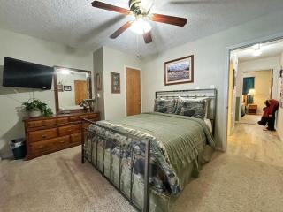 Valley Condo 112 - Creekside - WiFi - Pet Friendly - Hot Tub - Fireplace - Washer - Dryer - Playground - Red River - 5