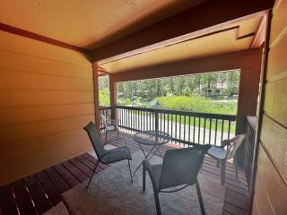 Valley Condo 112 - Creekside - WiFi - Pet Friendly - Hot Tub - Fireplace - Washer - Dryer - Playground - Red River - 3