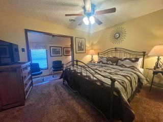 Valley Condo 116 - Creekside - WiFi - Hot Tub - Fireplace - Washer - Dryer - Playground - Red River - 8