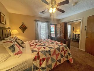 Valley Condo 116 - Creekside - WiFi - Hot Tub - Fireplace - Washer - Dryer - Playground - Red River - 3