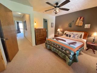 Valley Condo 117 - Creekside - WiFi - Hot Tub - Fireplace - Washer - Dryer - Playground - 8