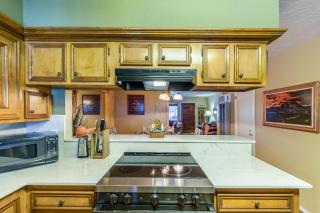 Valley Condo 119 - Creekside - WiFi - Hot Tub - Fireplace - Washer - Dryer - Playground - 3