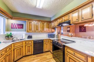 Valley Condo 119 - Creekside - WiFi - Hot Tub - Fireplace - Washer - Dryer - Playground - Red River - 4