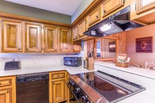Valley Condo 119 - Creekside - WiFi - Hot Tub - Fireplace - Washer - Dryer - Playground - Red River - 2