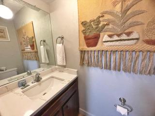 Valley Condo 121 - Creekside - WiFi - Pet Friendly - Hot Tub - Fireplace - Washer - Dryer - Playground - Red River - 3