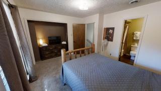 Valley Condo 121 - Creekside - WiFi - Pet Friendly - Hot Tub - Fireplace - Washer - Dryer - Playground - Red River - 1