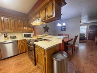 Valley Condo 122 - Creekside - WiFi - Hot Tub - Fireplace - Washer - Dryer - Playground - Red River - 6