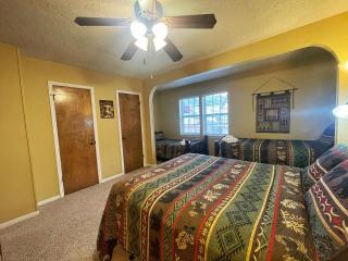 Valley Condo 122 - Creekside - WiFi - Hot Tub - Fireplace - Washer - Dryer - Playground - Red River - 3