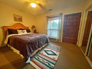 Valley Condo 124 - Creekside - WiFi - Hot Tub - Fireplace - Washer - Dryer - Playground - Red River - 5