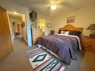 Valley Condo 124 - Creekside - WiFi - Hot Tub - Fireplace - Washer - Dryer - Playground - Red River - 4