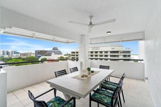 Belle Escapes 702 CBD Apartment with Elevated City and Water Views - Cairns - 8