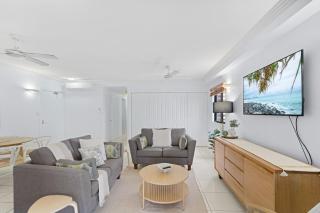 Belle Escapes 702 CBD Apartment with Elevated City and Water Views - Cairns - 6