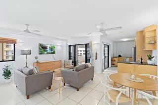 Belle Escapes 702 CBD Apartment with Elevated City and Water Views - Cairns - 5