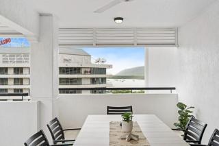 Belle Escapes 702 CBD Apartment with Elevated City and Water Views - Cairns - 3