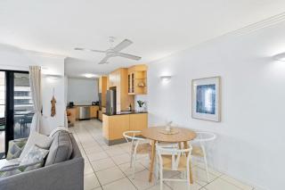 Belle Escapes 702 CBD Apartment with Elevated City and Water Views - Cairns - 2