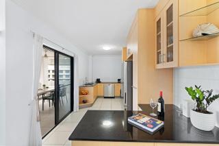 Belle Escapes 702 CBD Apartment with Elevated City and Water Views - Cairns - 1
