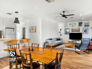 Contemporary Lakeside Stunner 3 Bedrooms & Jetty - 5