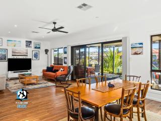 Contemporary Lakeside Stunner 3 Bedrooms & Jetty - Encounter Bay - 7