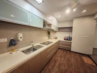 Cosy Designer's Home By The Mountain - 8