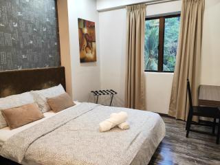 Cosy Designer's Home By The Mountain - 5