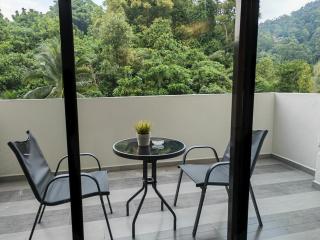 Cosy Designer's Home By The Mountain - 2